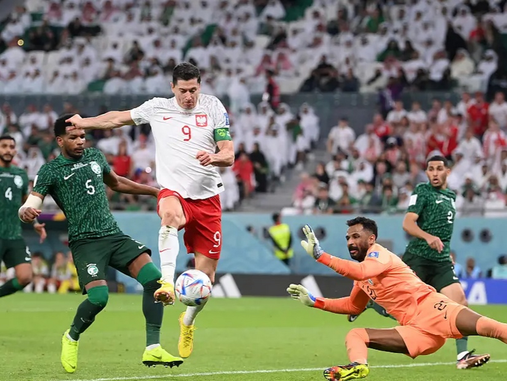 波兰险胜丹麦，莱万带队取胜