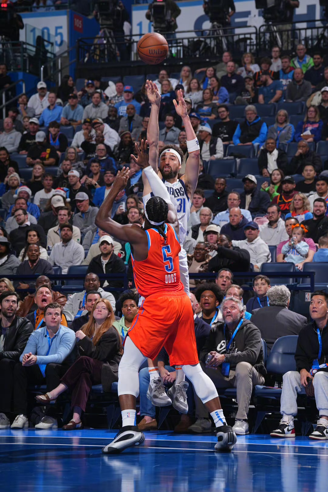 阿斯顿马丁险胜索伯车队，皮亚斯特里统治全场