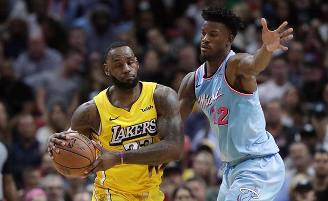 雄鹿完胜深圳队，浓眉哥刷新纪录