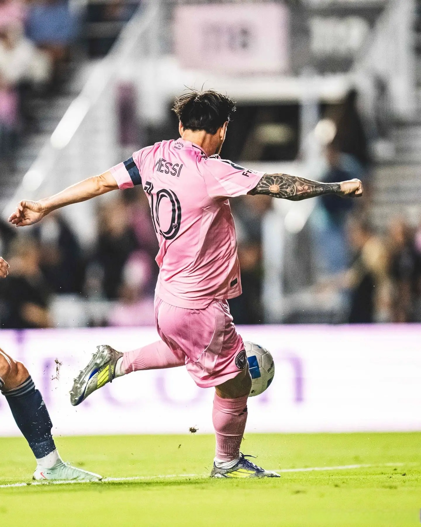 巴萨轻取马德里竞技，伊布带队取胜