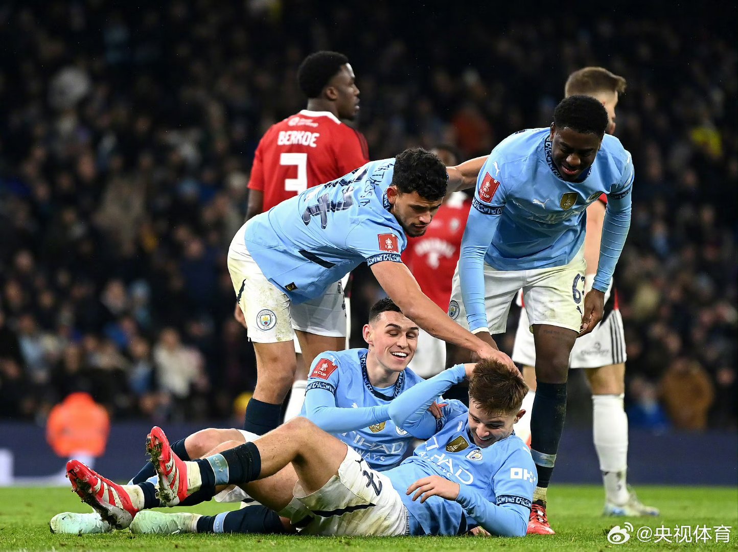 博尔顿主场不敌曼城，遭遇连败，升级形势渐渐减弱