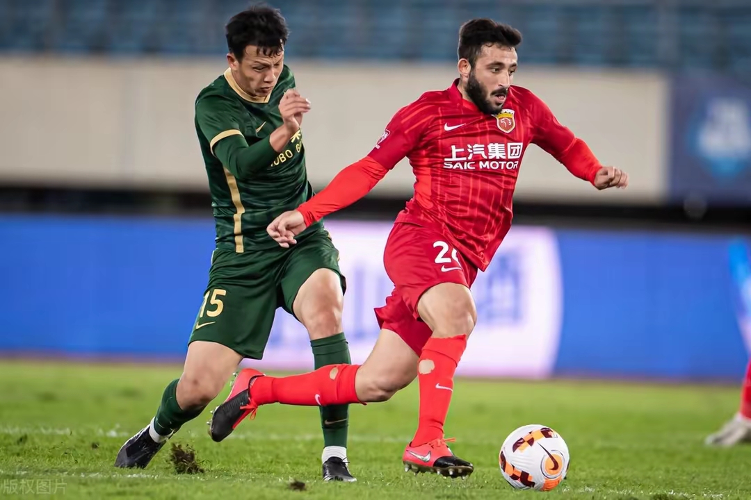 联赛领头球队再战一城,与对手难分伯仲 联赛领头球队再战一城,与对手难分伯仲