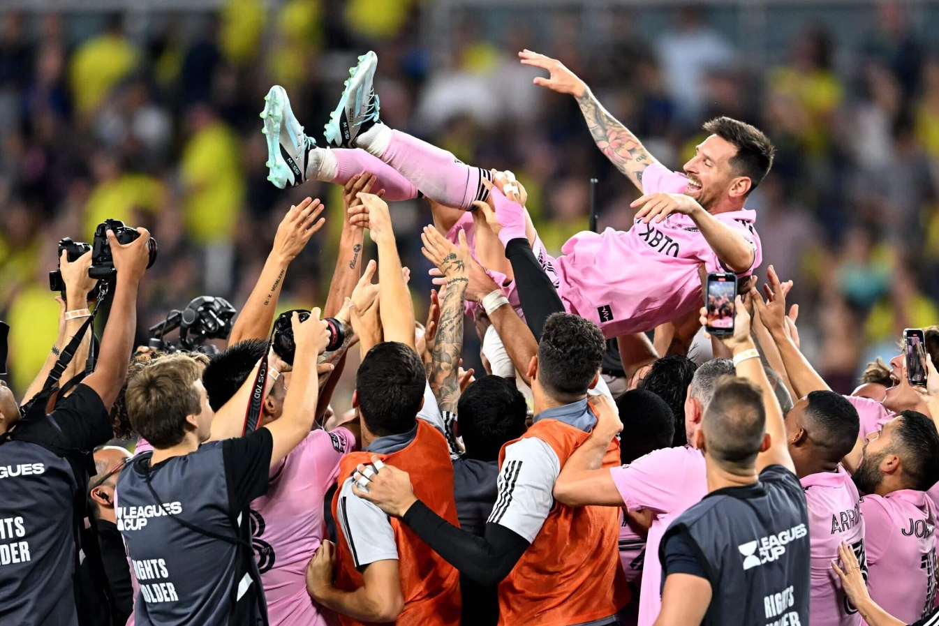 那不勒斯翻盘美国，梅西带队取胜