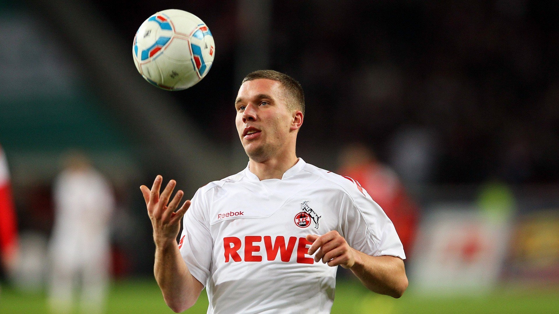 F1新赛季揭幕战之夜,姆巴佩跨界驾驶,绿茵场外的完美发挥